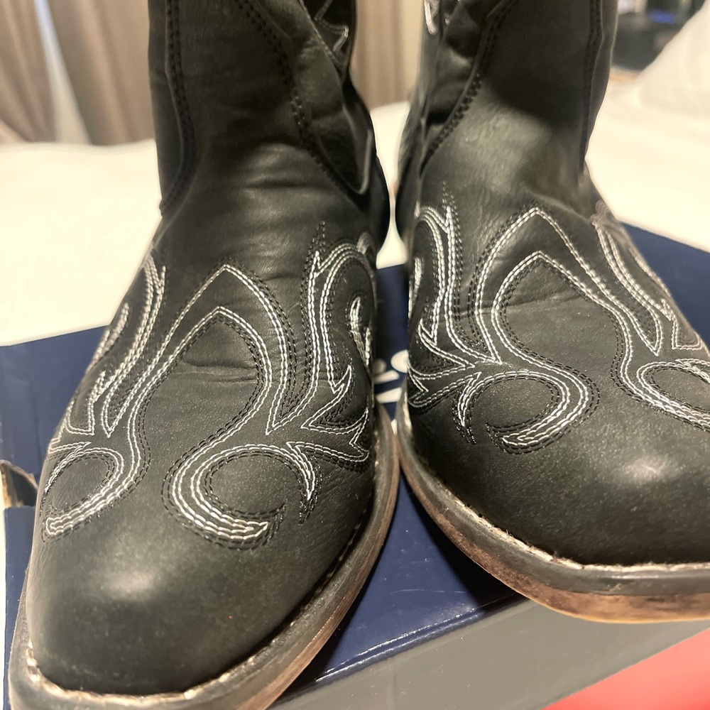 Ariat Black Western Boots with White Stitching
